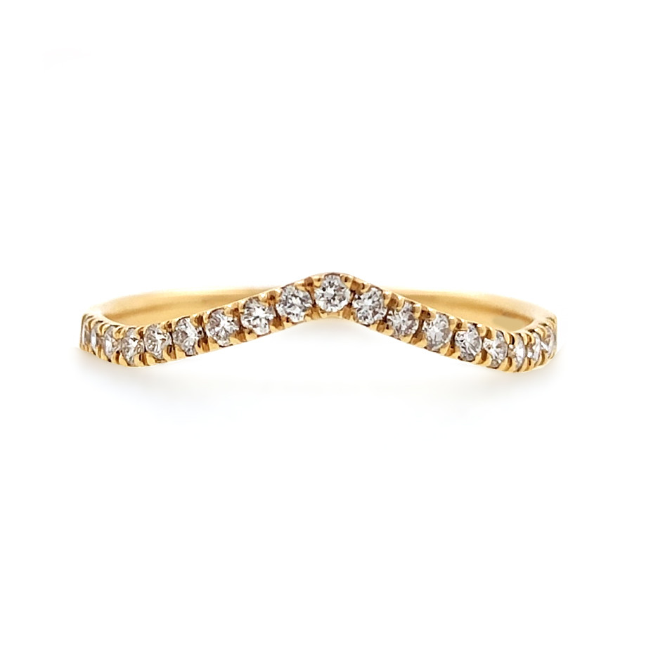 precioso anillo de compromiso oro amarillo con diamantes estilo V, un anillo de pedida en oro amarillo con hilera de brillantes en forma de pico disponible en Joyería Marga Mira